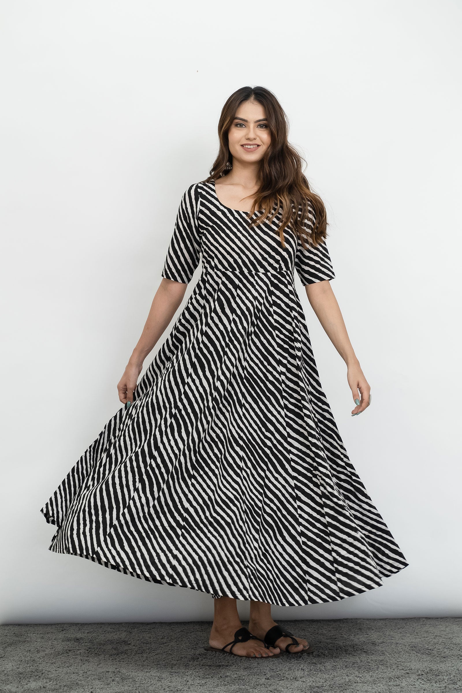 Black Leheriya Cotton Anarkali Kurta - Tantu 
